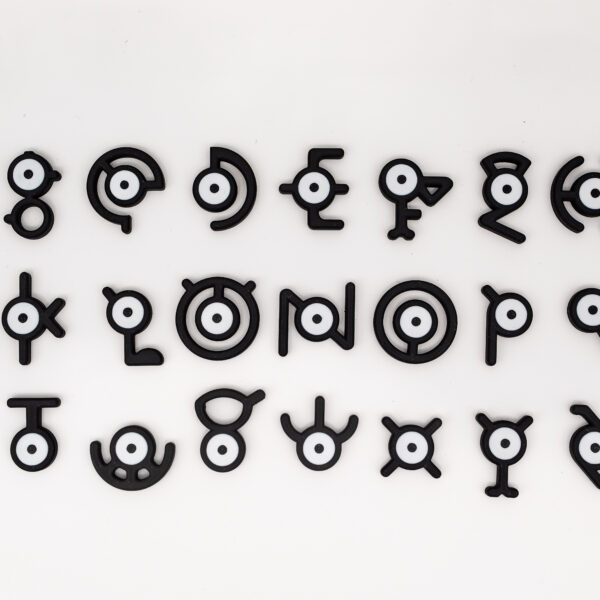 Pokémon Unown magneten voor op de koelkast of elk ander magnetisch oppervlak. Het volledige Unown alfabet met mooi ingewerkte magneet.